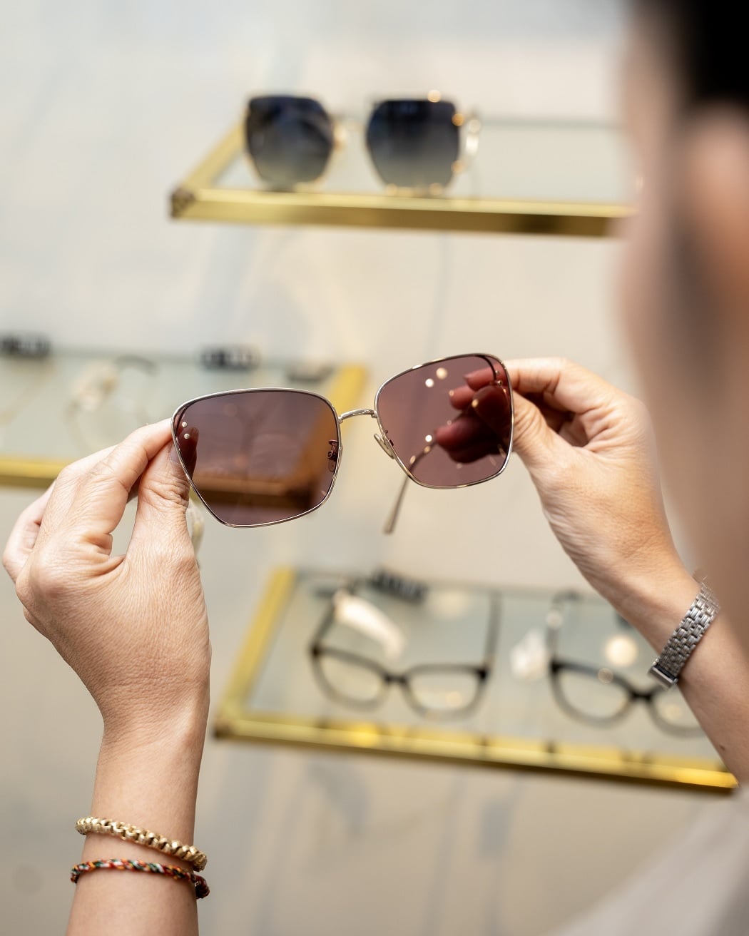 Nhiều khách hàng nữ lầm tưởng tròng kính càng tối thì càng chống tia UV tốt