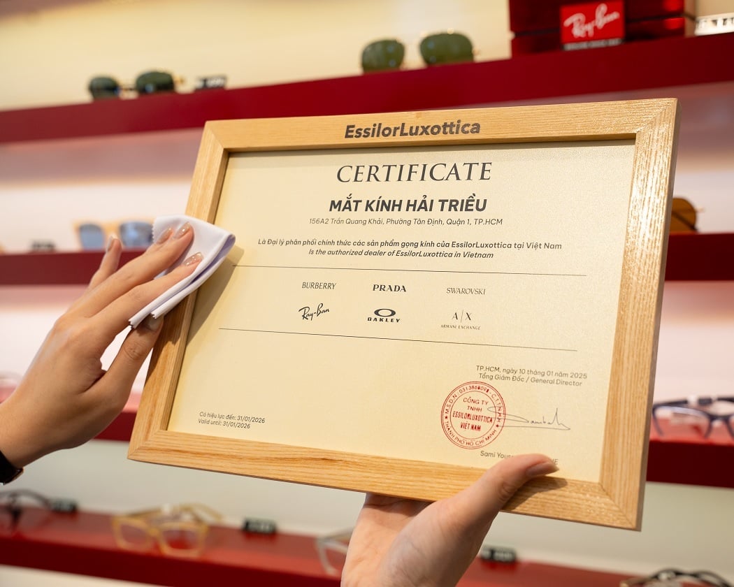 Giấy chứng nhận đại lý ủy quyền được trưng bày công khai tại mỗi showroom