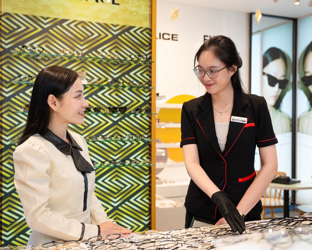 Đội ngũ tư vấn giàu chuyên môn đồng hành cùng khách hàng trong suốt quá trình mua sắm và trải nghiệm
