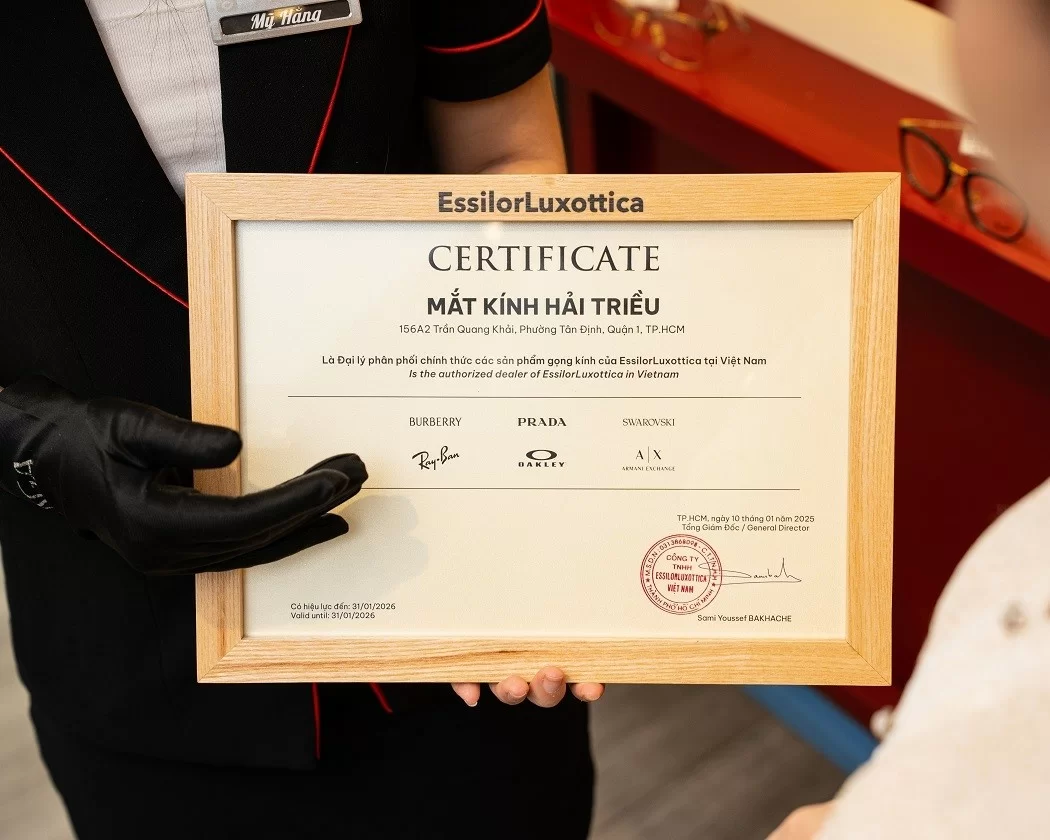 Giấy chứng nhận đại lý chính hãng trưng bày công khai tại mỗi showroom