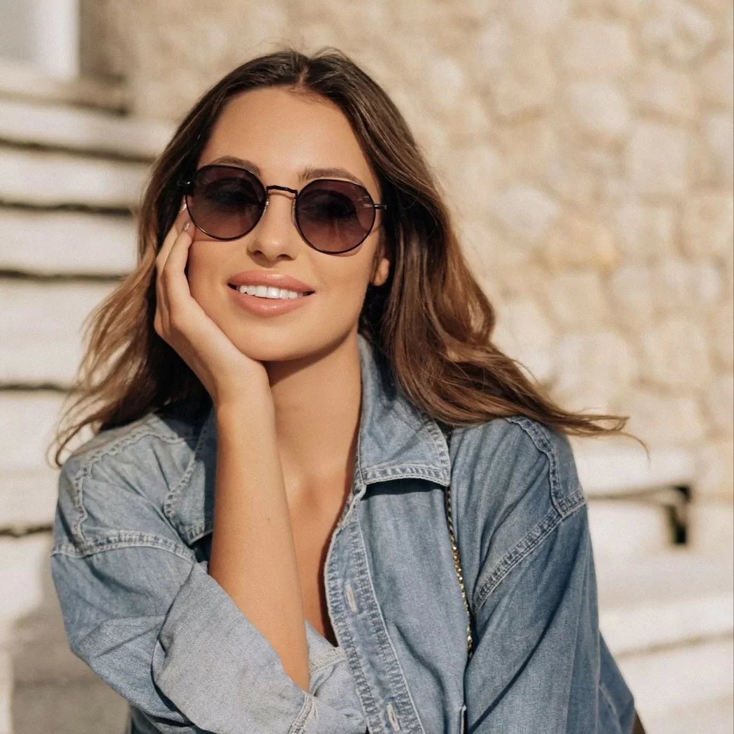 Kính râm dáng tròn là trợ thủ đắc lực cho những người có dáng mặt vuông/chữ nhật