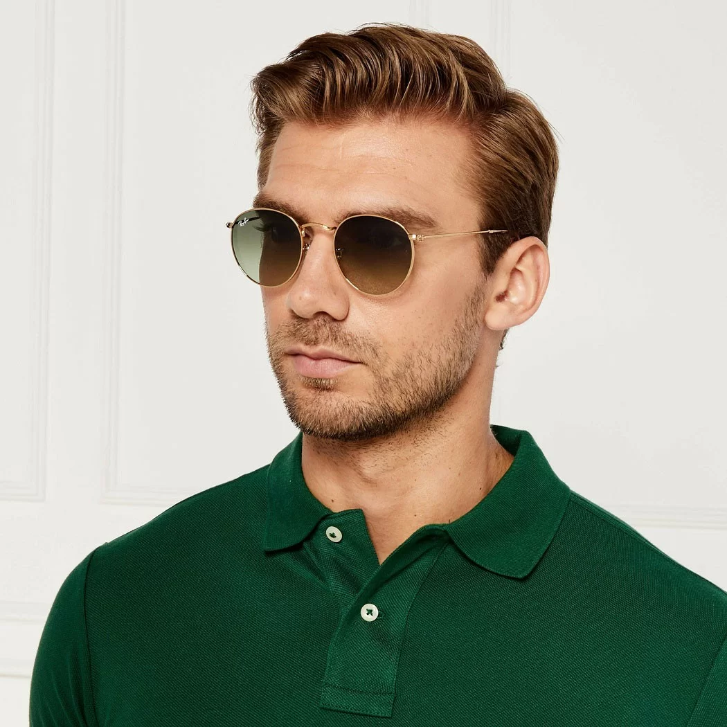 Kính râm dáng tròn rất hợp để bạn mix với các outfit công sở thường ngày