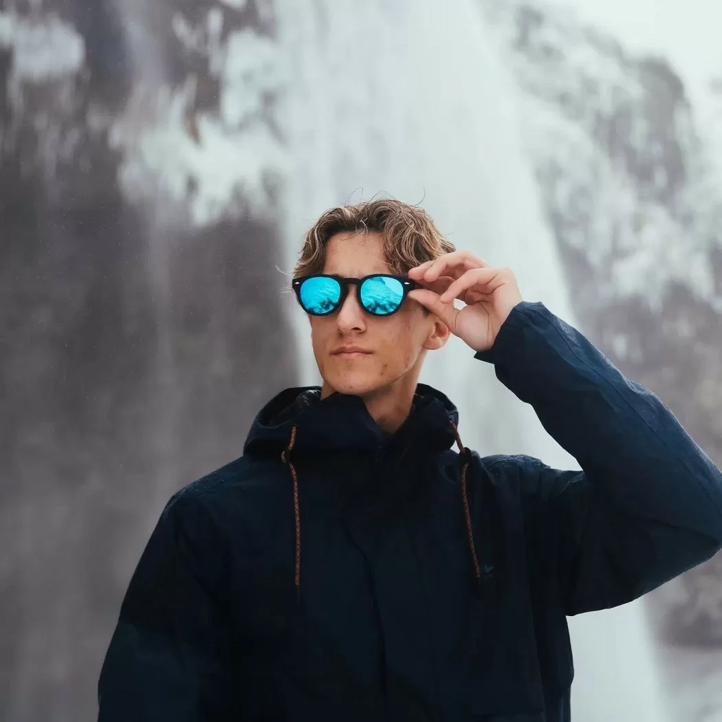 Bạn nên cân nhắc kính mát tráng gương nếu thường xuyên đi du lịch vùng biển/núi