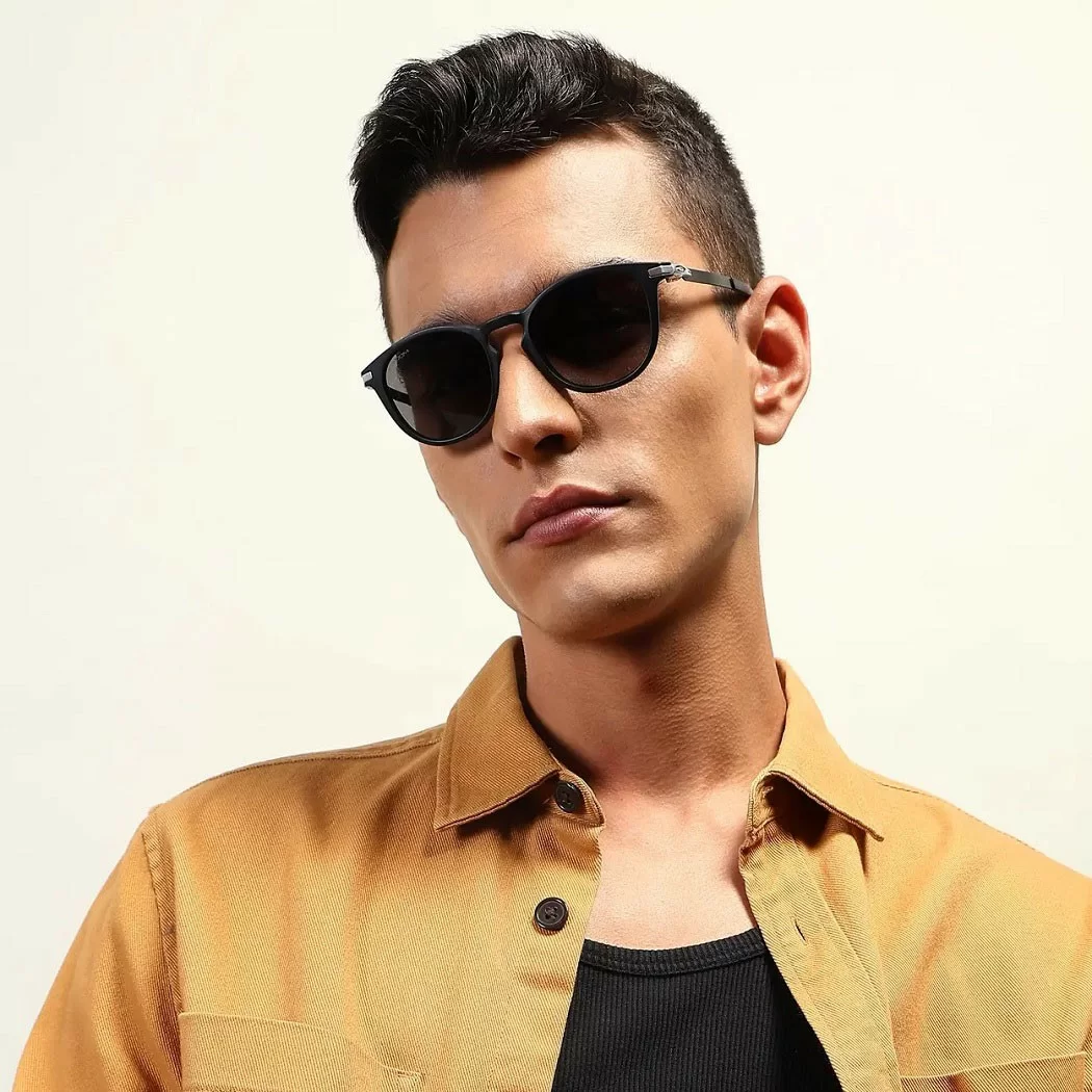 Oakley lại là thương hiệu đề cao hiệu suất