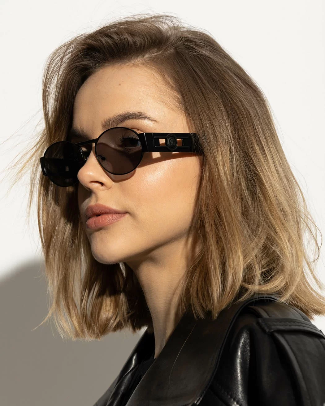 kính râm tròn Versace nổi bật với thiết kế phá cách và đầy táo bạo