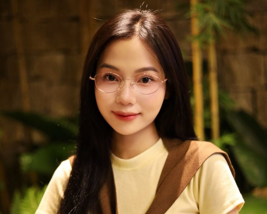 Cô gái đeo kính oval thanh mảnh