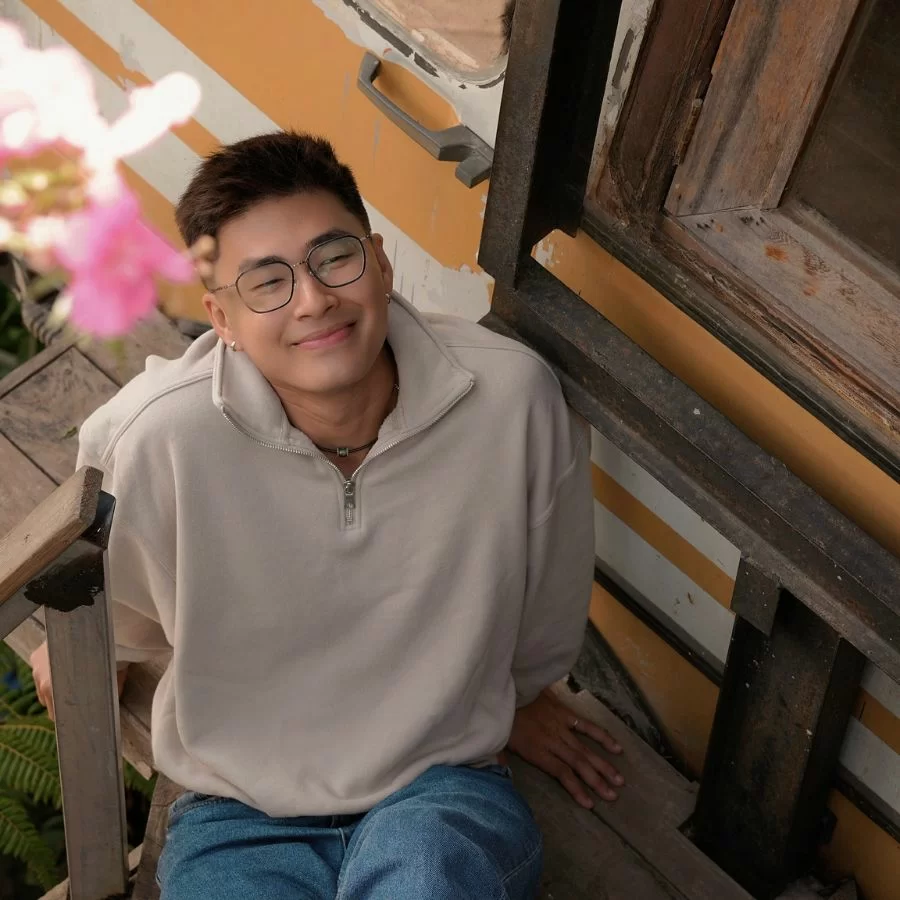 Mắt kính cho mặt tròn nam: 8 kiểu kính cận giúp mặt đẹp hơn (11) Mẫu nam đeo kính đa giác thời trang