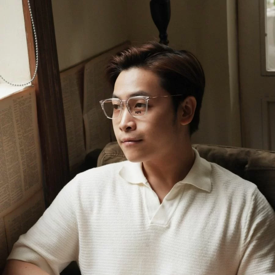 Mắt kính cho mặt tròn nam: 8 kiểu kính cận giúp mặt đẹp hơn (3) Chàng trai đeo kính hình vuông trẻ trung, hiện đại