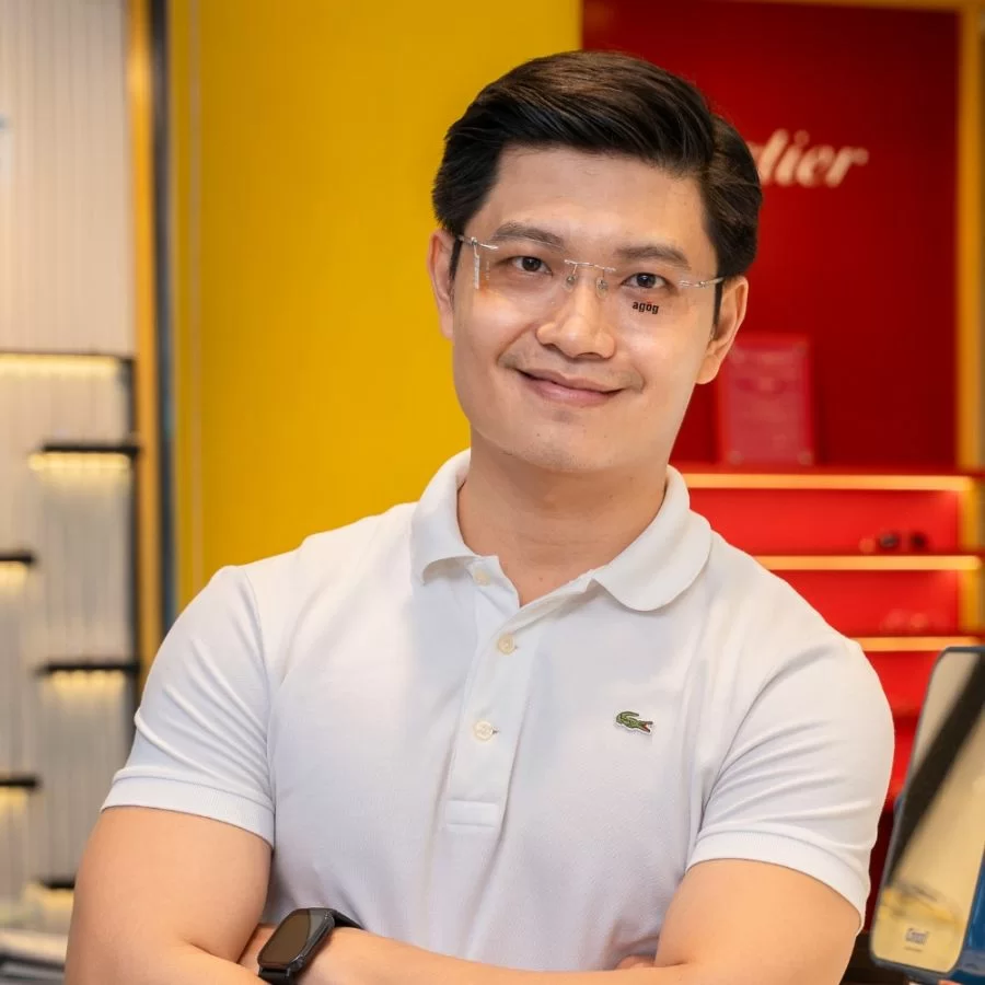 Mắt kính cho mặt tròn nam: 8 kiểu kính cận giúp mặt đẹp hơn (4) Khách hàng Kính Hải Triều chọn gọng chữ nhật thanh lịch