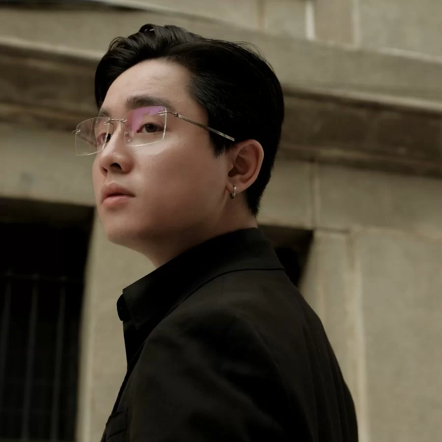 Mắt kính cho mặt tròn nam: 8 kiểu kính cận giúp mặt đẹp hơn (7) Mẫu nam mặt tròn đeo kính không viền đầy lịch lãm