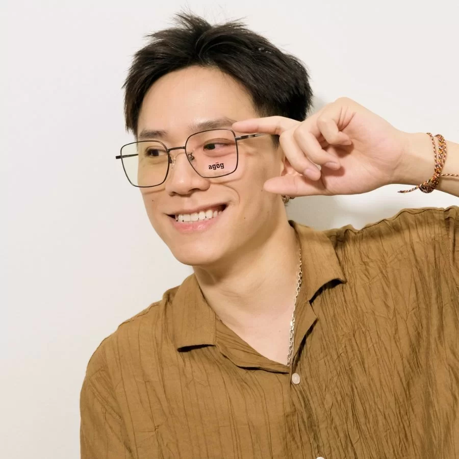 Mắt kính cho mặt tròn nam: 8 kiểu kính cận giúp mặt đẹp hơn (8) Chàng trai cười rạng rỡ cùng với kính đa giác sành điệu