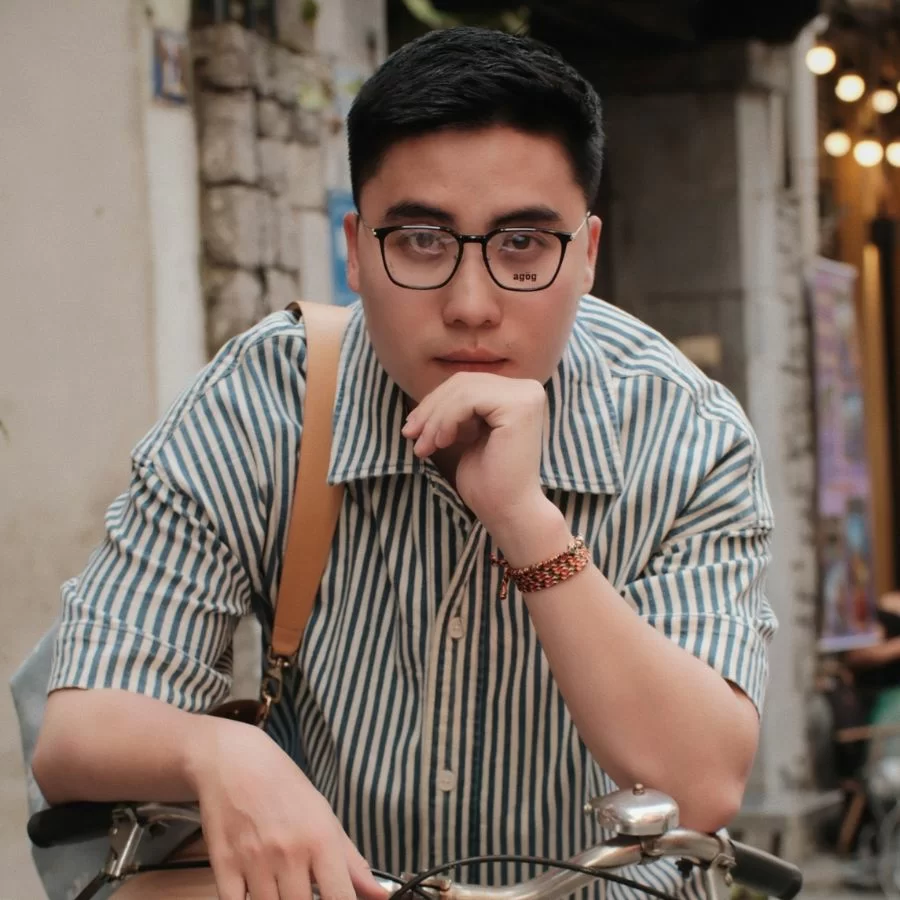 Mắt kính cho mặt tròn nam: 8 kiểu kính cận giúp mặt đẹp hơn (10) Chàng trai với kính vuông acetate trong hoạt động thường ngày