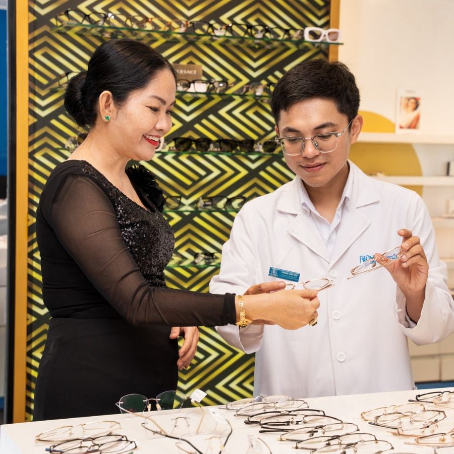 Mặt oval đeo kính gì? 6 kiểu gọng tôn nét đẹp cho nam, nữ (3) mat oval deo kinh gi 2