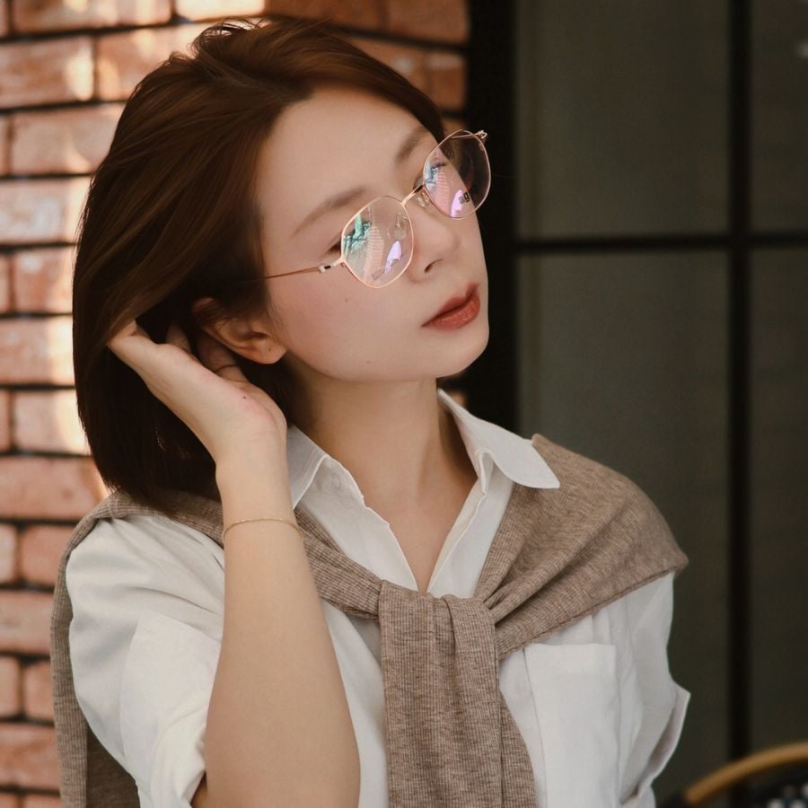 Mặt oval đeo kính gì? 6 kiểu gọng tôn nét đẹp cho nam, nữ (5) mat oval deo kinh gi 4