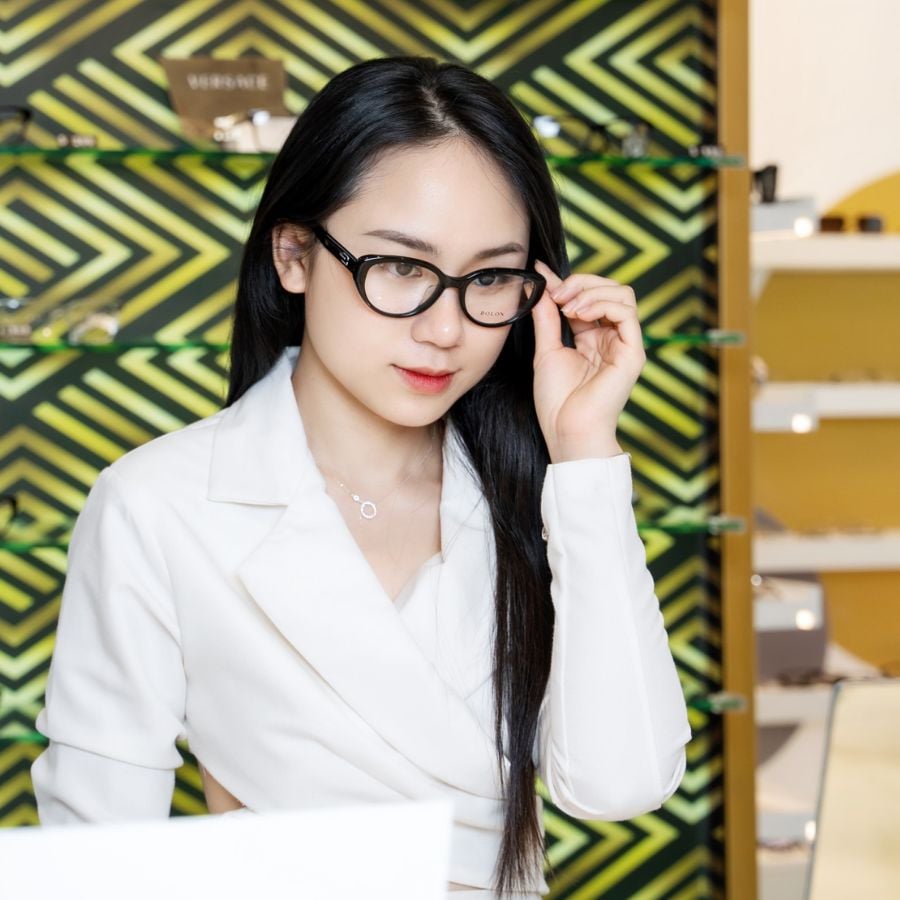 Mặt oval đeo kính gì? 6 kiểu gọng tôn nét đẹp cho nam, nữ (9) mat oval deo kinh gi 8