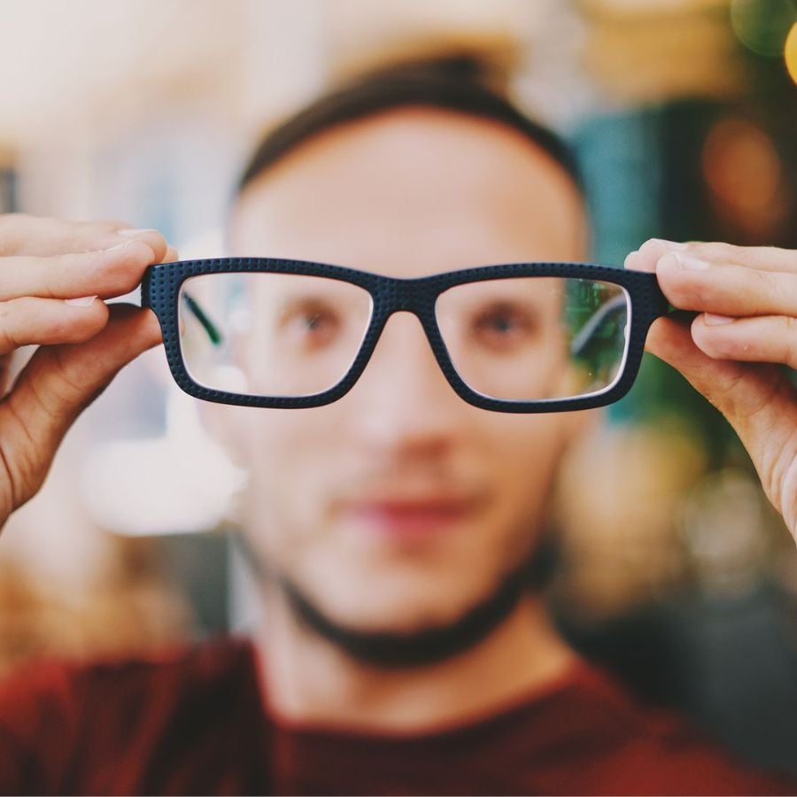 Mặt to nên đeo kính gì? Cách chọn giúp hack mặt thon gọn (11) mat to nen deo kinh gi 10