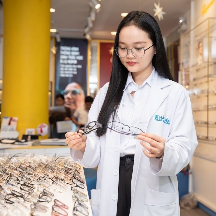 Mặt to nên đeo kính gì? Cách chọn giúp hack mặt thon gọn (3) mat to nen deo kinh gi 2