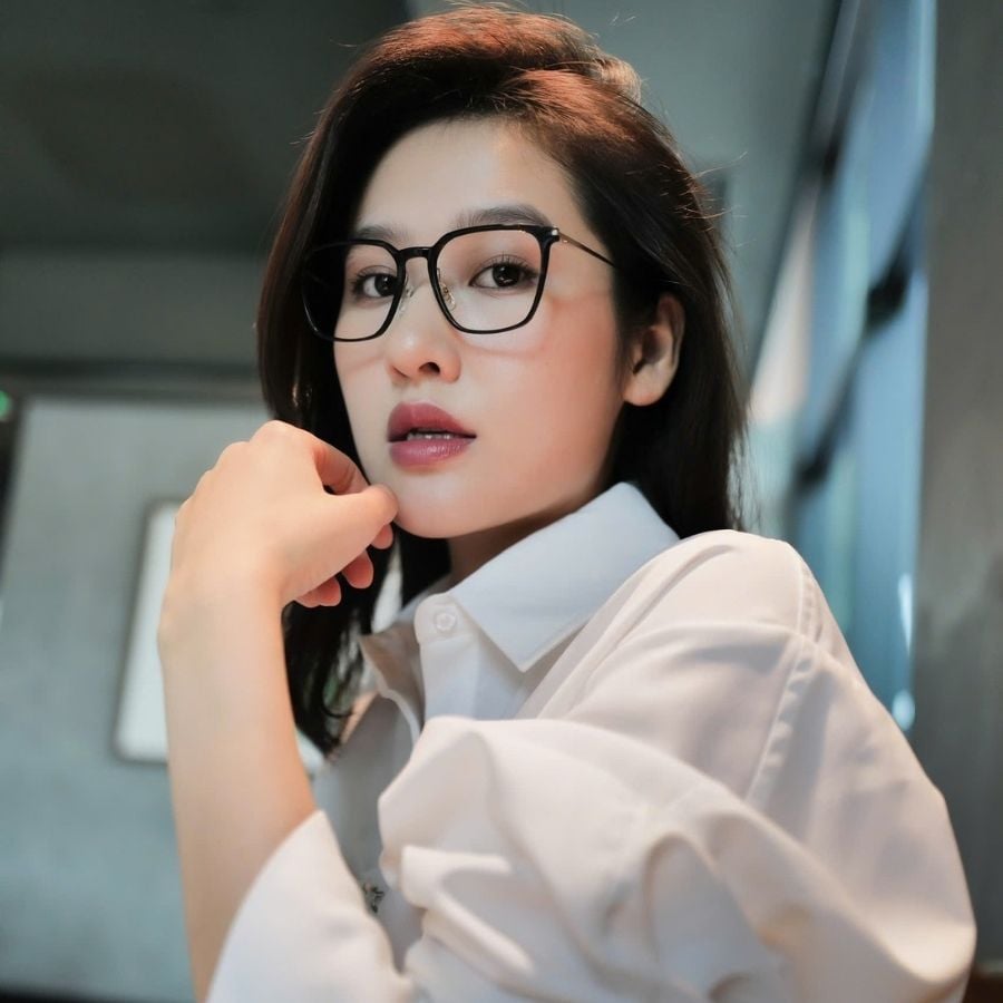 Mặt to nên đeo kính gì? Cách chọn giúp hack mặt thon gọn (5) mat to nen deo kinh gi 4