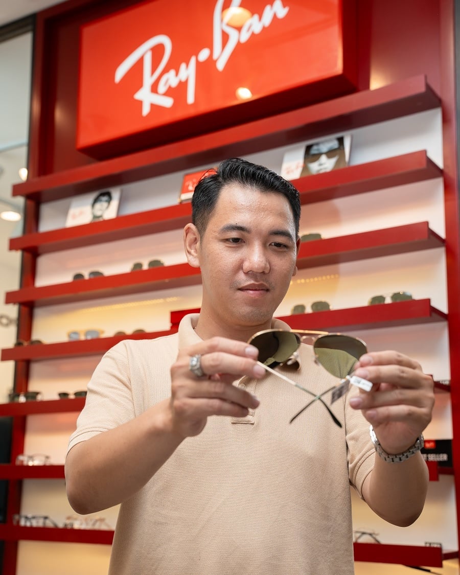 Cách phân biệt kính RayBan chính hãng, thật giả qua 10 dấu hiệu (8) Trực tiếp trải nghiệm tại showroom cũng là cách để bạn biết cách phân biệt kính RayBan chính hãng