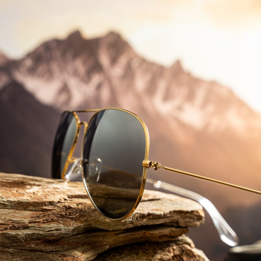 Cách phân biệt kính RayBan chính hãng, thật giả qua 10 dấu hiệu (10) Một số chi tiết như bản lề hay càng kính, hàng giả rất khó sao chép