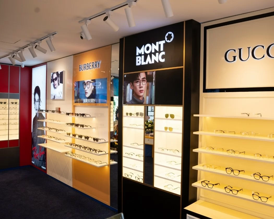 Gọng kính cận Burberry được trưng bày với đa dạng phân khúc giá 