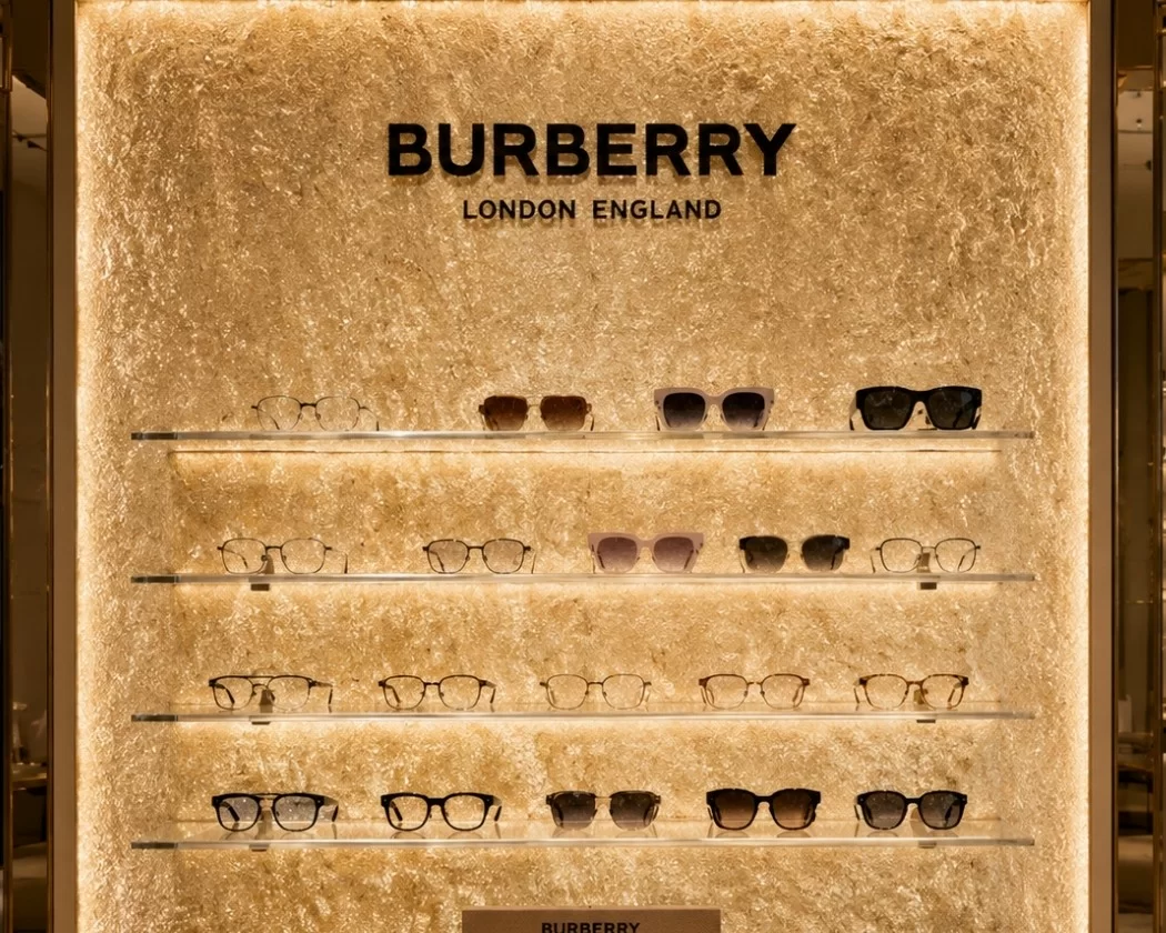 Kệ kính Burberry tại Kính Hải Triều
