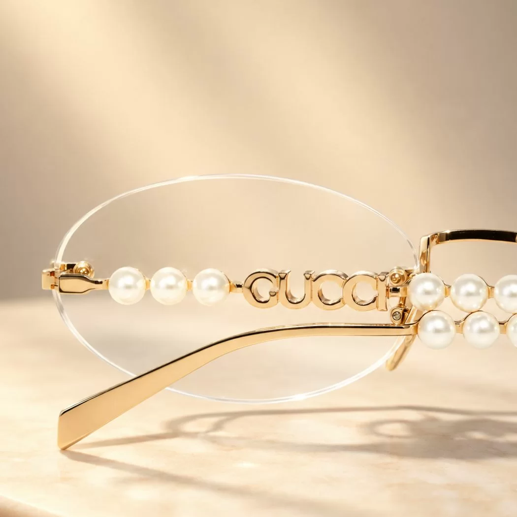 Kính Gucci với Logo Double G khoét rỗng trên càng kính