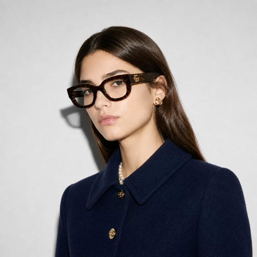 Mẫu nữ đeo kính Gucci màu đồi mồi 3D đa tầng