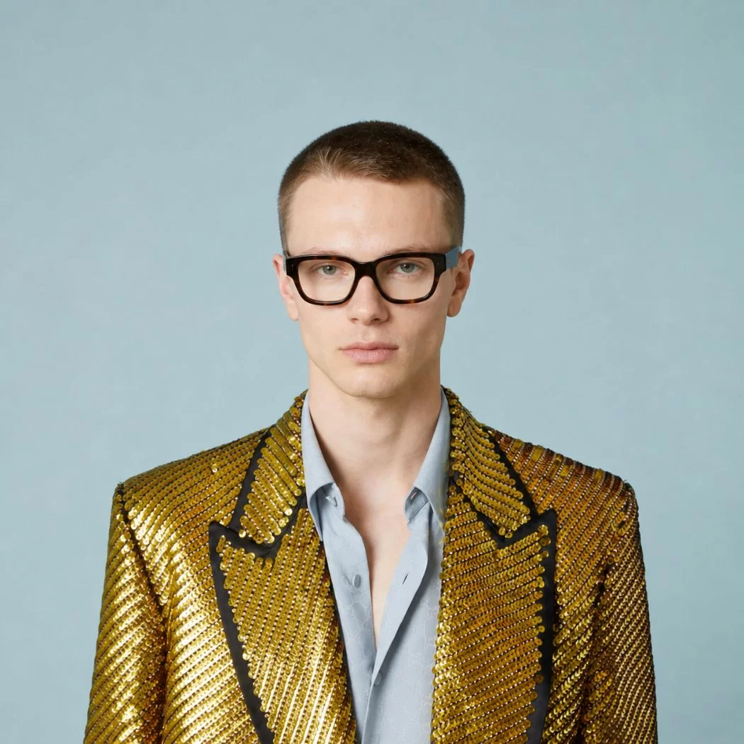 Mẫu nam đeo kính Gucci vuông acetate đầy quyền lực