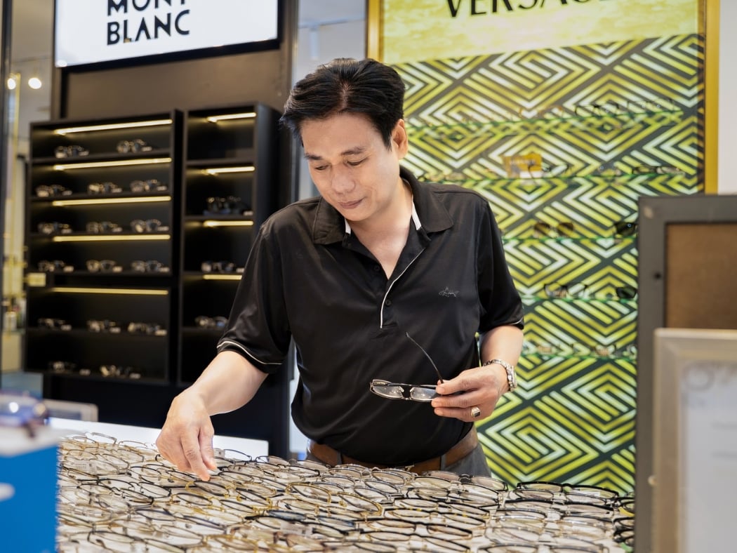 Bảng giá gọng kính kim loại đa dạng phân khúc giúp khách hàng dễ dàng chọn lựa