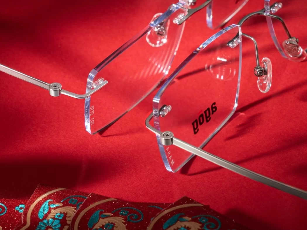 Bề mặt gọng Pure Titanium sau khi anodized, màu sắc được tạo từ oxy hoá điện hoá, không phải sơn phủ