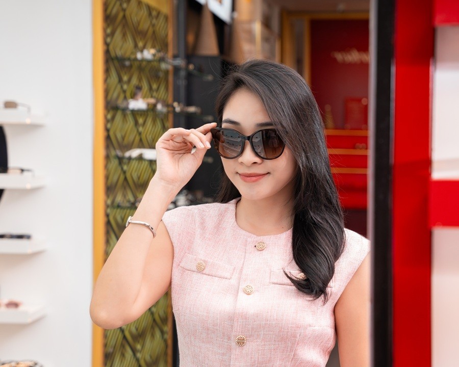 Kính mát có độ: Giá, cách làm và lưu ý khi chọn (3) Thay vì quan tâm nhiều đến giá, bạn cần nắm được mẫu gọng đó có phù hợp với độ mắt hay không