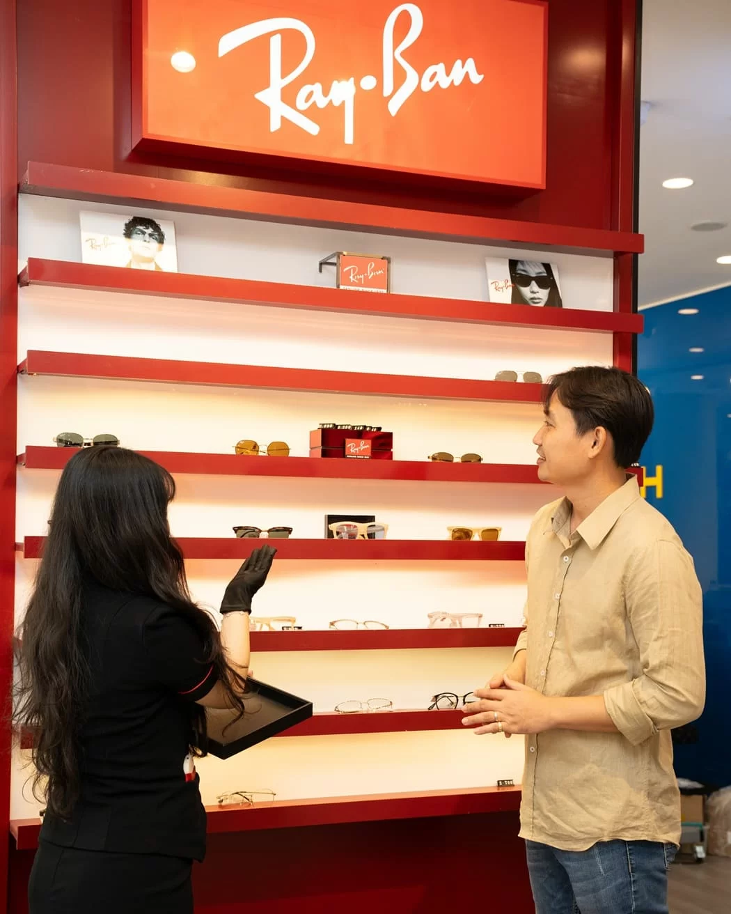 Sự đồng hành của đội ngũ chuyên viên sẽ giúp bạn tìm ra mẫu kính mát phi công phù hợp
