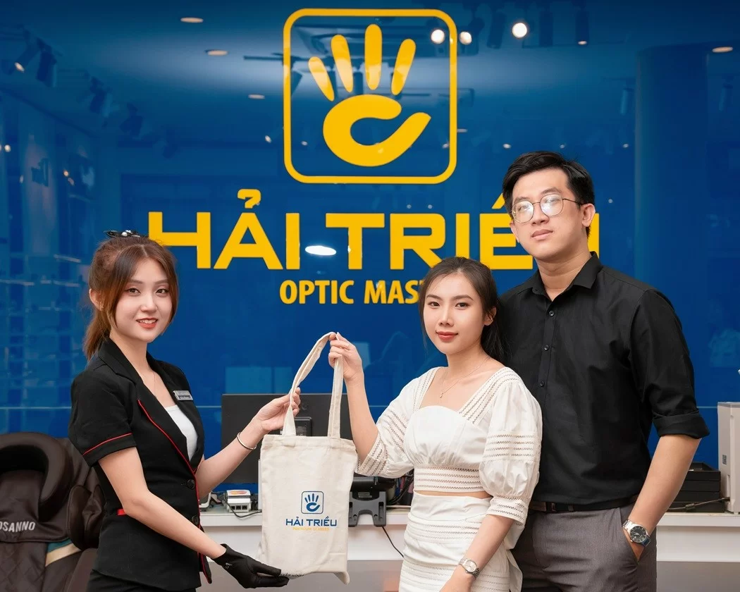 Khách hàng trải nghiệm mua sắm tại showroom