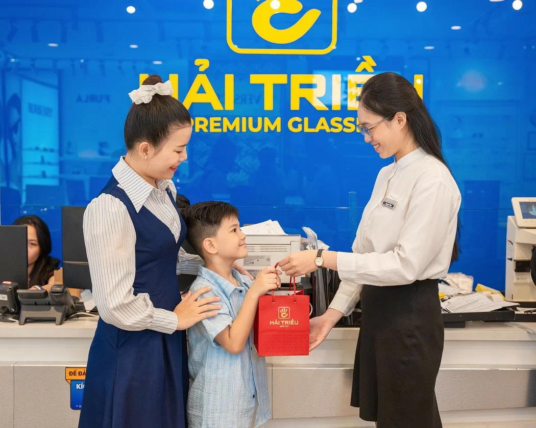 Phụ huynh và bé trải nghiệm mua hàng tại showroom Hải Triều