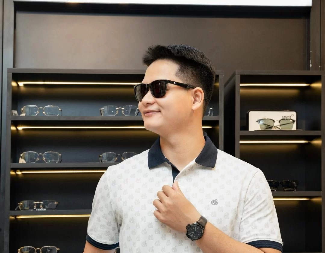 Khách hàng trải nghiệm mua sắm tại showroom Hải Triều