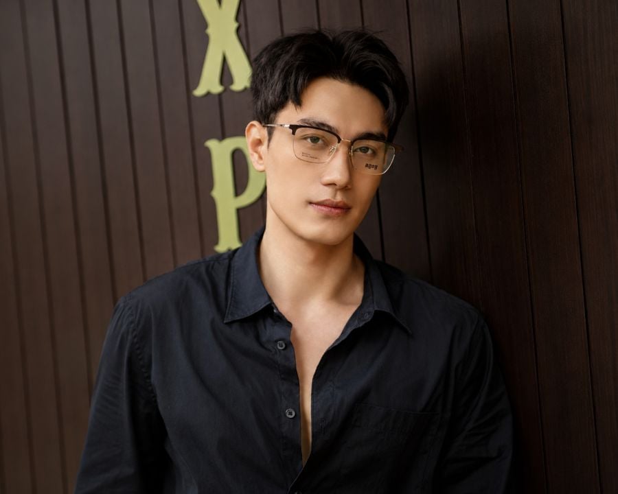 Mẫu nam đeo kính nửa gọng