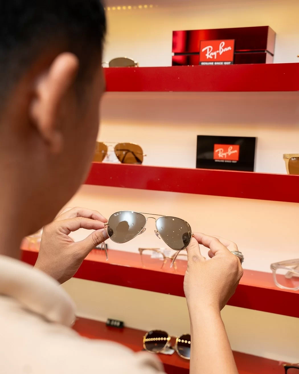 Với RayBan Chromance, bạn nên thử trực tiếp để đánh giá xem màu tròng đó có phù hợp với bản thân không