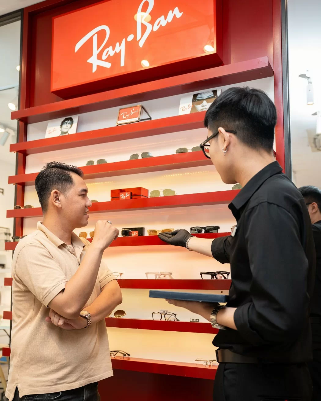 Khi mua RayBan Reverse tại Kính Hải Triều, đội ngũ chuyên viên tư vấn sẽ đồng hành và giải đáp mọi thắc mắc của bạn