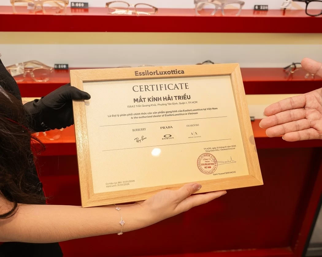 Giấy chứng nhận đại lý chính hãng ủy quyền được trưng bày tại showroom để khách hàng dễ dàng kiểm chứng