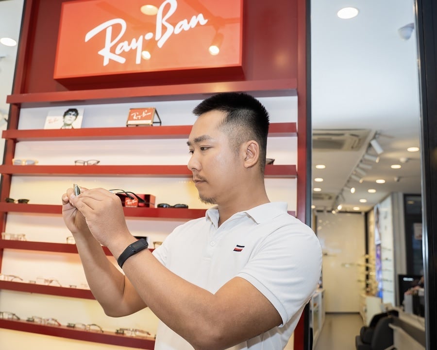 Nếu là người có phần thái dương rộng, bạn không nên chọn những mẫu gọng không quá ôm