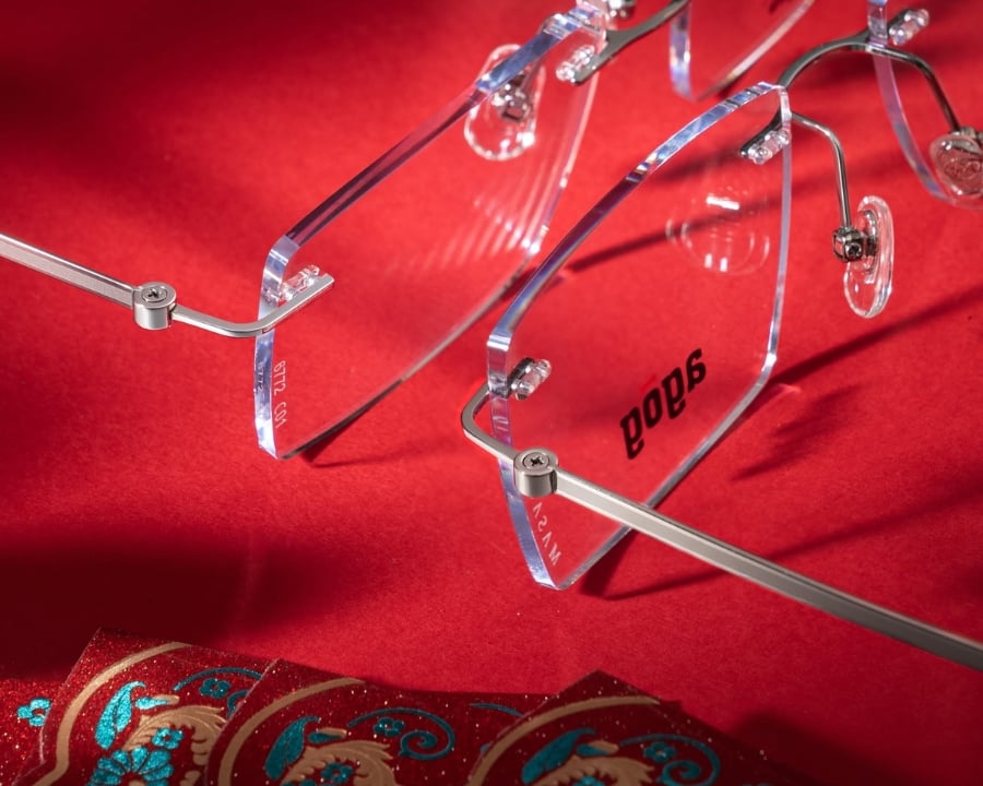 Beta Titanium là hợp kim titanium có độ đàn hồi tốt, thường được dùng ở những phần gọng cần sự linh hoạt khi đeo và tháo