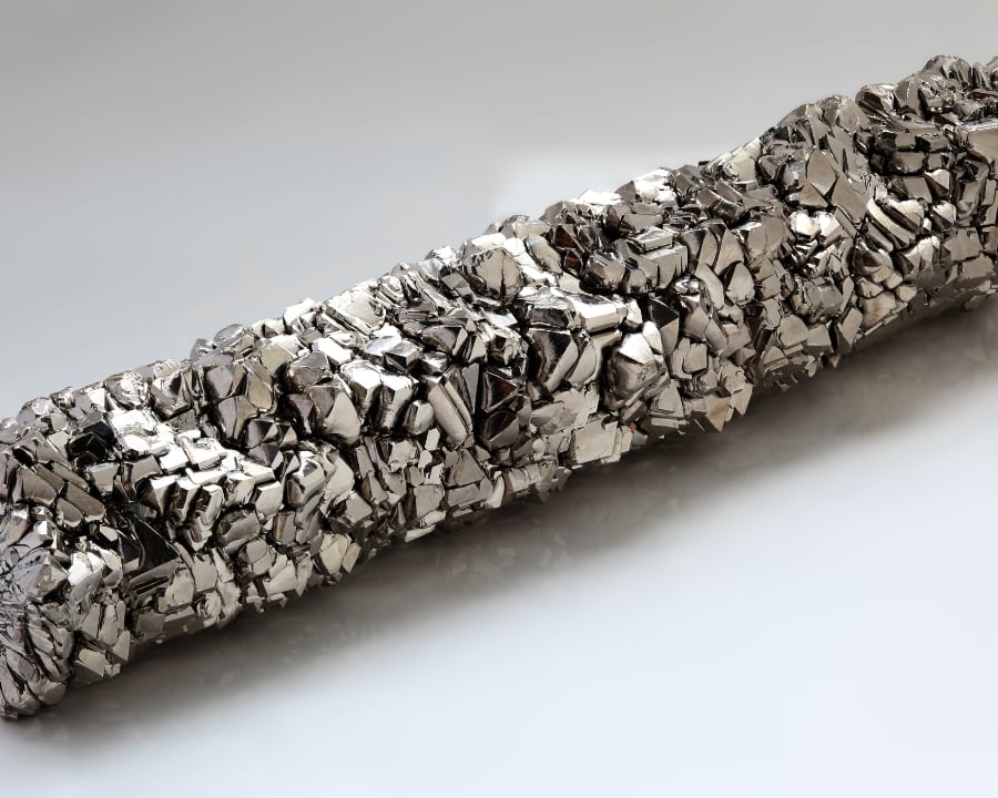 Các đặc tính như trọng lượng nhẹ, chống ăn mòn và tương thích sinh học giúp titanium trở thành vật liệu được quan tâm trong nhiều ngành