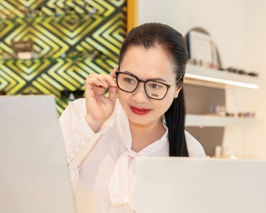Khách hàng thử gọng kính tại Hải Triều