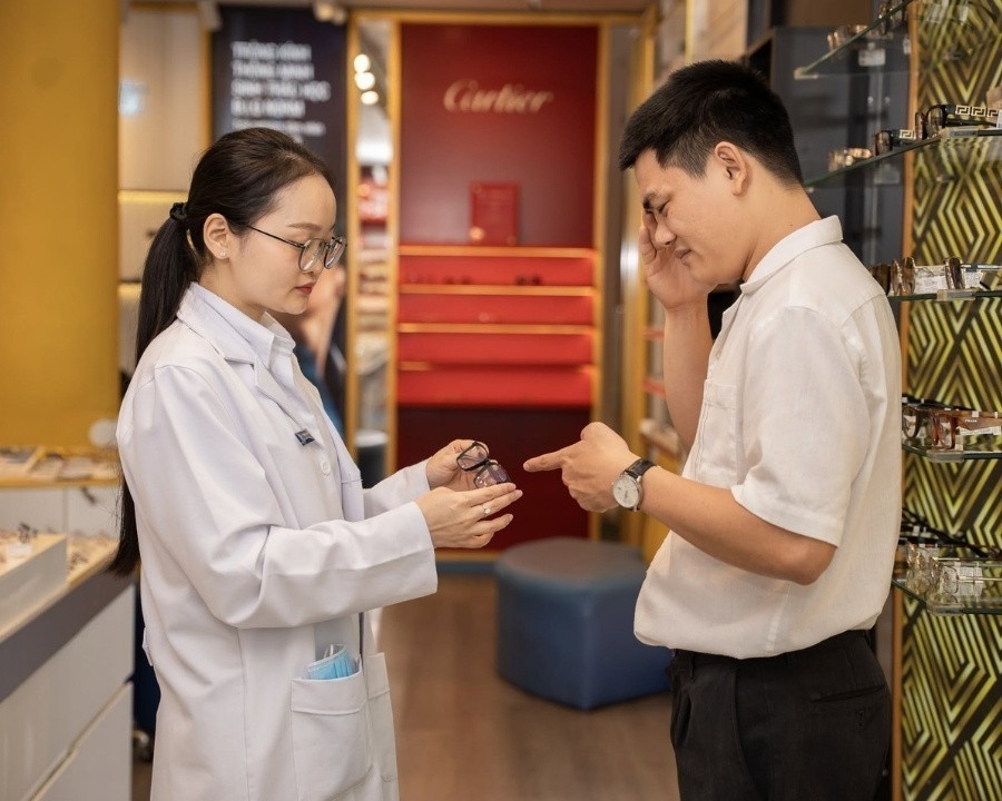 Khách hàng mang kính đến Kính Hải Triều kiểm tra để tìm ra nguyên nhân kính gây khó chịu