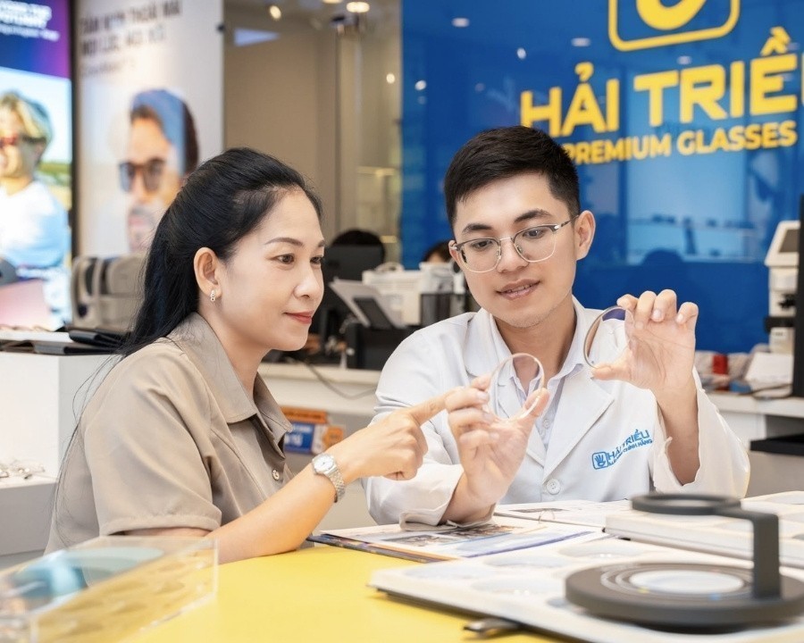 Chuyên viên Hải Triều giải thích khái niệm cần thiết về tròng kính cho khách hàng