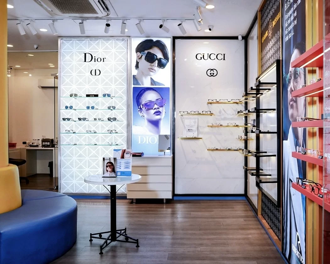 Không gian showroom rộng rãi tại Kính Hải Triều giúp khách hàng dễ dàng lựa chọn