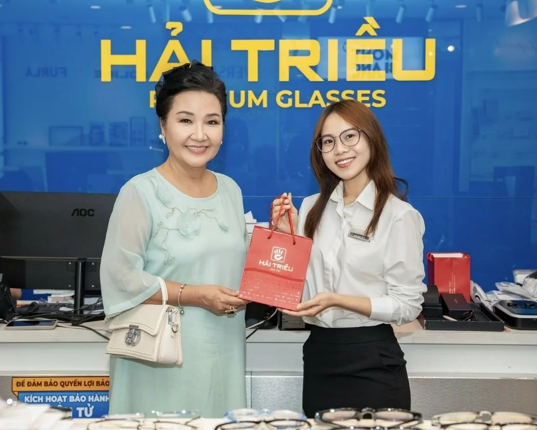 Khách hàng cảm thấy hài lòng vì sự tư vấn tận tâm tại Kính Hải Triều