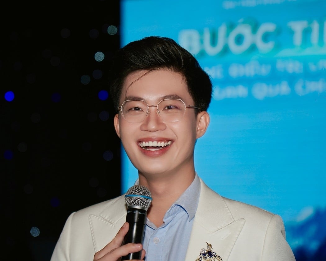 Gọng kính trong suốt dễ phối đồ và tạo hiệu ứng trẻ trung