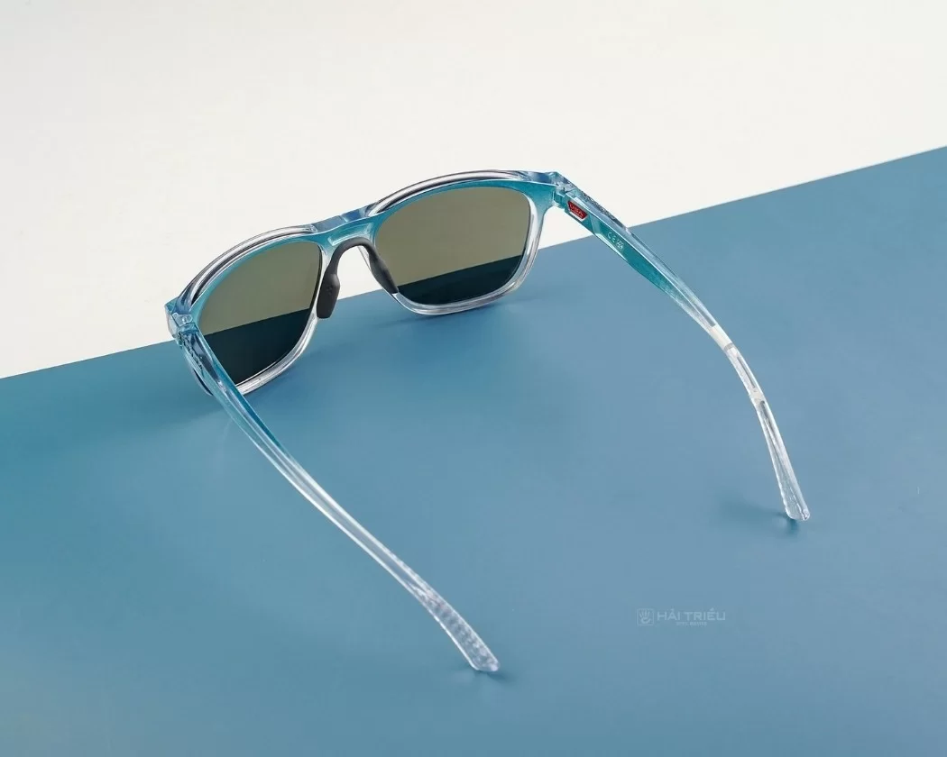 Các chất liệu như acetate, TR90 và nhựa trong mang đến cảm giác đeo, độ bền và khả năng giữ màu khác nhau